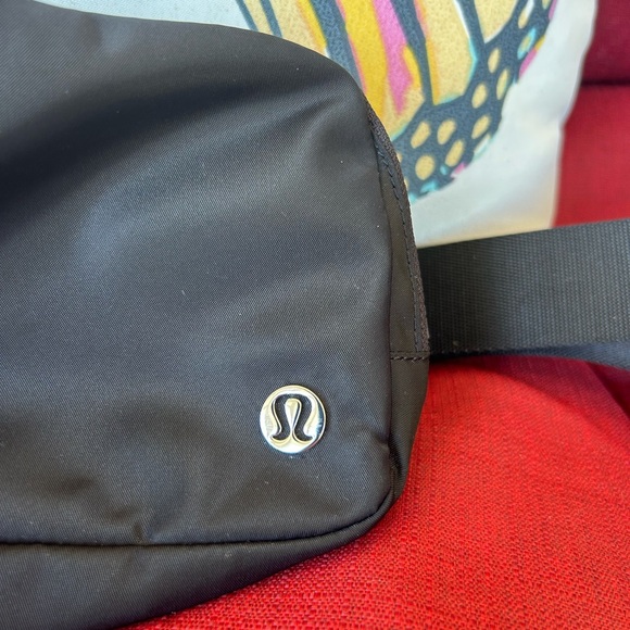 Lululemon fanny pack “Everywhere Belt Bag” - Black, S, but adjustable waistband! - Picture 5 of 6